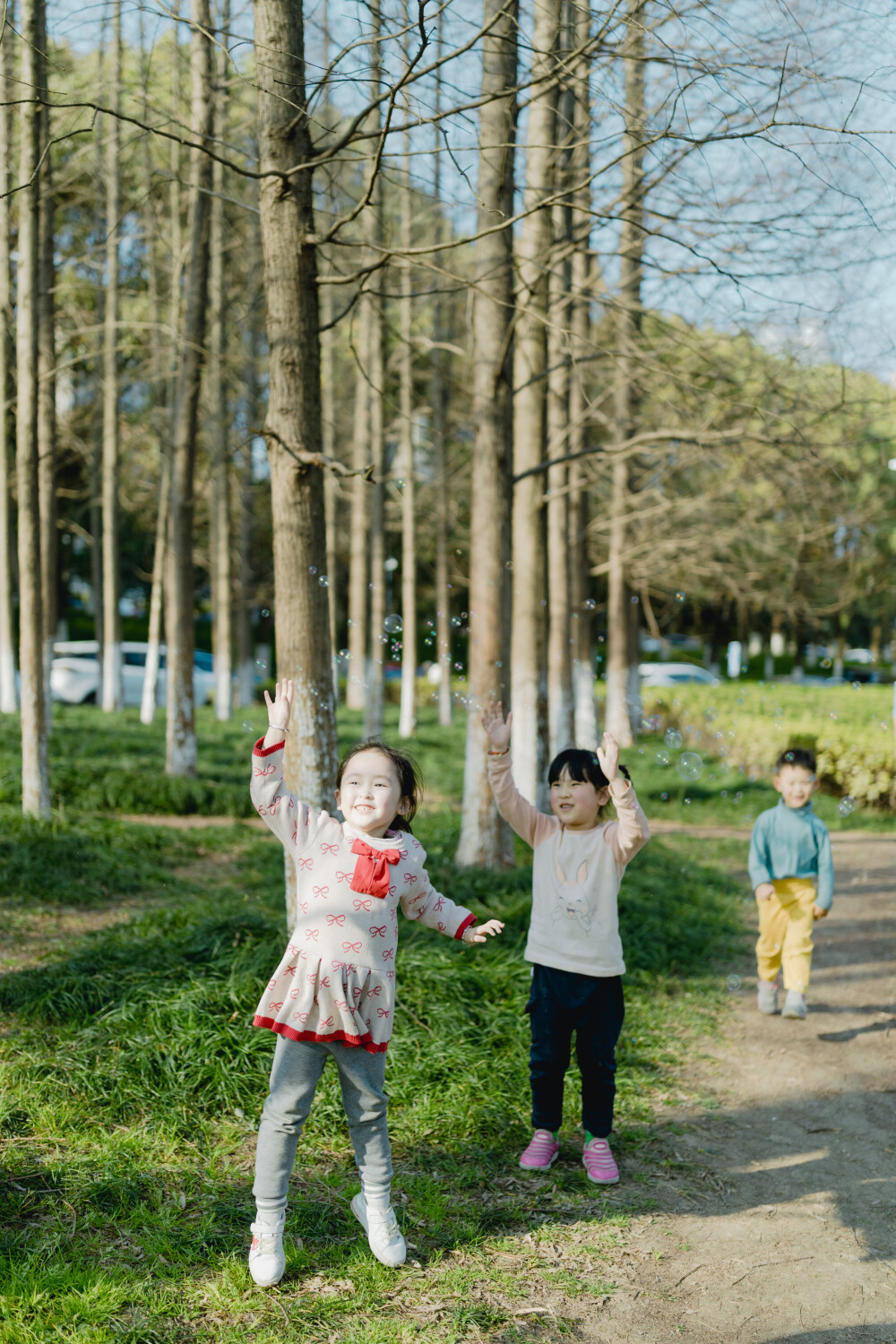 不精致，却满足
摄影：洪小漩
出镜：家人朋友
梅梅临时起意，问我要不要去露营。
我欣然接受。
如果我能提前预估当天的精彩程度，我或许会再思考一下……自己答应得是不是太快了。
当天，兵分两路出发，目的地一再调整，最后选在了下沙江边。
我和阿科沿着钱塘江驱车好几轮，才确定目的地，并见缝插针泊好车。
待到梅梅一行姗姗来迟时，我们已经生起火美滋滋地吃了一会儿了。
紧接着，发生了一系列哭笑不得的小事，阿科意外受伤还直接去了下沙邵逸夫……
等到梅梅和阿科归位，我已经和邹老师吃饱了。
而彼时，露营车上的帐篷、天幕、蛋卷桌、卡式炉，仿佛被人遗忘一般，静静呆着。
梅梅说，露营开心么。我说