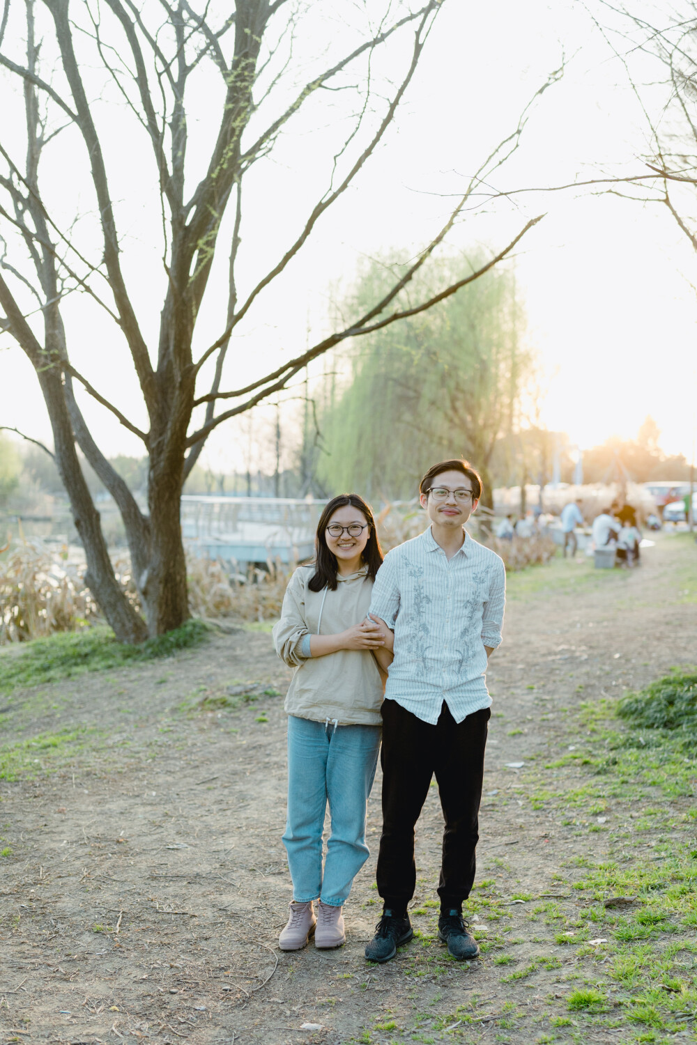 不精致，却满足
摄影：洪小漩
出镜：家人朋友
梅梅临时起意，问我要不要去露营。
我欣然接受。
如果我能提前预估当天的精彩程度，我或许会再思考一下……自己答应得是不是太快了。
当天，兵分两路出发，目的地一再调整，最后选在了下沙江边。
我和阿科沿着钱塘江驱车好几轮，才确定目的地，并见缝插针泊好车。
待到梅梅一行姗姗来迟时，我们已经生起火美滋滋地吃了一会儿了。
紧接着，发生了一系列哭笑不得的小事，阿科意外受伤还直接去了下沙邵逸夫……
等到梅梅和阿科归位，我已经和邹老师吃饱了。
而彼时，露营车上的帐篷、天幕、蛋卷桌、卡式炉，仿佛被人遗忘一般，静静呆着。
梅梅说，露营开心么。我说