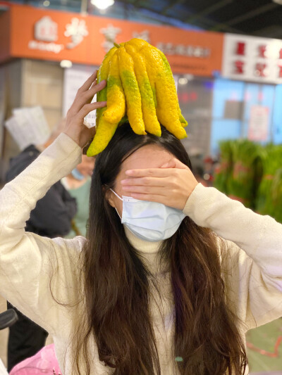 平凡日常
1、以前从不网购鲜花，嫌弃质量不好，这次几块钱网购了一大把银莲，真香。
2、雕刻的水仙开花了，根系白嫩丰富，好似一碗阳春面。
3、自己用玉线做的流苏，像一朵蓝紫色的合欢。
4、我的雪人，此刻已是天边…