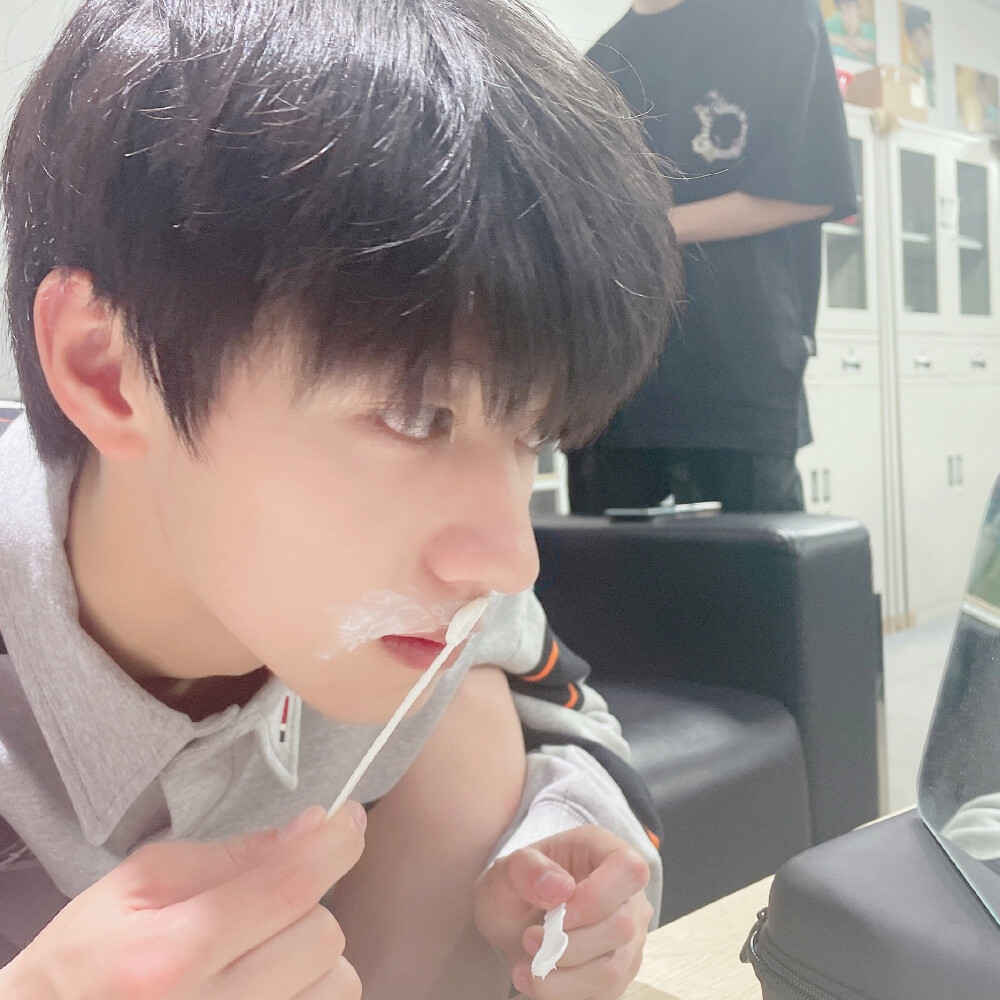 朱志鑫短裤自拍 最近好热哦