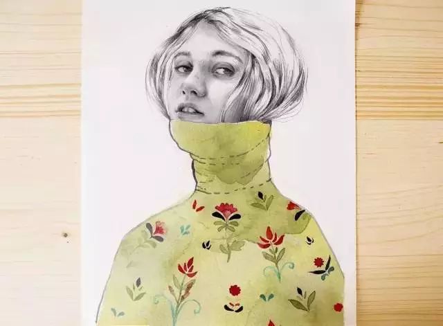 画师：Esra Røise，挪威艺术家，画面线条不多，喜欢有设计感的东西多种绘画方式结合，多种绘画工具和材质结合起来
变得特别的出彩，加了很多装饰感的东西在里面打破传统意义上的素描带给我们不一样的感觉素描