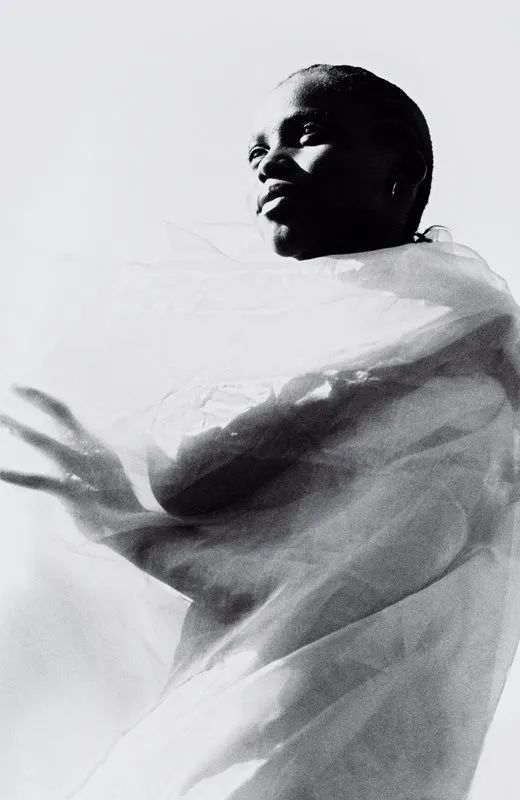 Daan Noppen，荷兰画家，生于1977。戴安·诺彭（Daan Noppen）是一位屡获殊荣的荷兰艺术家，其作品曾在德国，奥地利，卢森堡，美国和荷兰展出。在他的作品中，他探索了物理学及其与我们自己和我们的情感的关系。诺彭还通过将时间投影为一个物理维度，通过检查我们的欲望，痛苦和“被爱的哭泣”的隐藏层面来处理现实的观念。