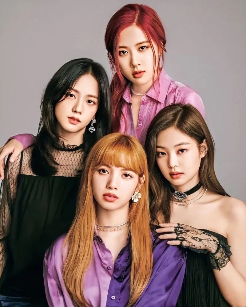 BLACKPINK（블랙핑크），韩国女子演唱组合，2016年8月8日由YG Entertainment推出，由金智秀（JISOO）、金珍妮（JENNIE）、朴彩英（ROSÉ）、LISA四名成员组成。组合名“BLACKPINK”在看起来很美的粉色中稍微加入了否定的意义，旨在传达出“不要只看漂亮的部分”、“看到的并不是全部”的意思。