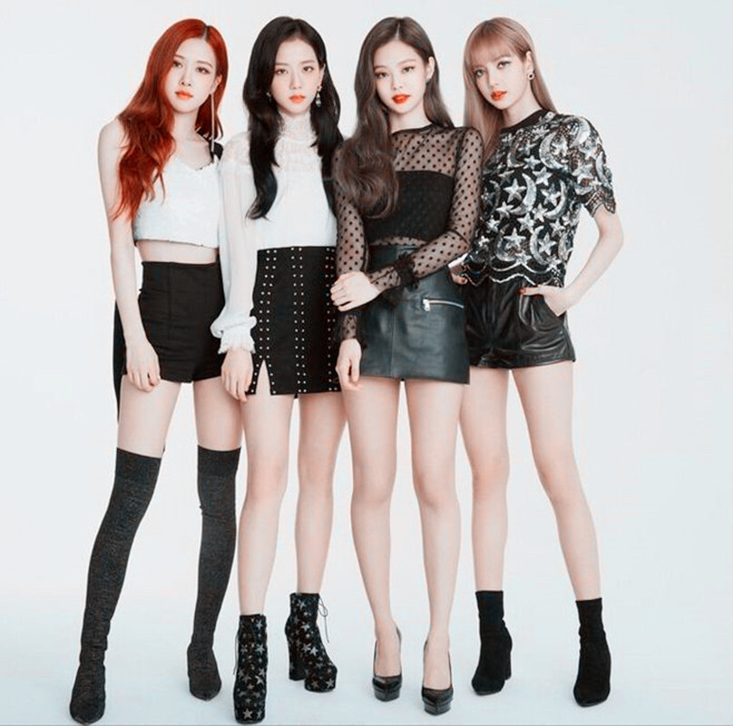 BLACKPINK（블랙핑크），韩国女子演唱组合，2016年8月8日由YG Entertainment推出，由金智秀（JISOO）、金珍妮（JENNIE）、朴彩英（ROSÉ）、LISA四名成员组成。组合名“BLACKPINK”在看起来很美的粉色中稍微加入了否定的意义，旨在传达出“不要只看漂亮的部分”、“看到的并不是全部”的意思。