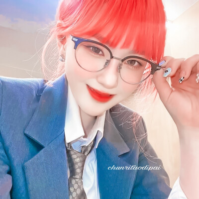 “粉发真的狠狠爱了”
苏粟粟/金采炫
