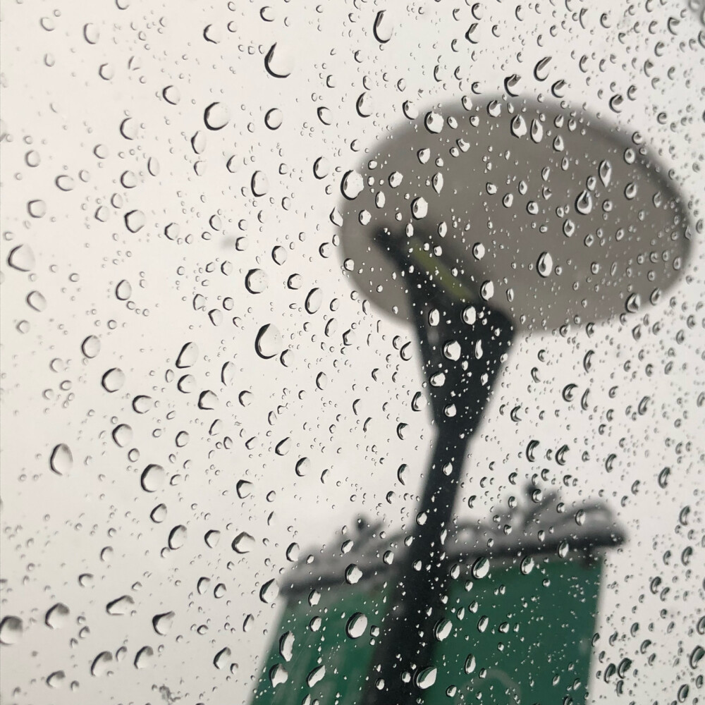 “水雾慢慢褪去，携带着我那爱意满腔的文字。”｜背景图｜注明沈随
Rainy Day