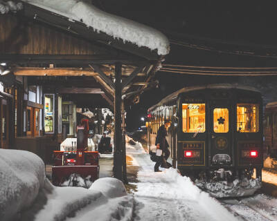 日本 鳥(niǎo)取県 若桜鉄道 雪の終著駅だった。有名な川端康成の雪國(guó)は『國(guó)境の長(zhǎng)いトンネルを抜けると雪國(guó)であった。』の一節(jié)で始まる。英訳されるとThe train came out of the long tunnel into the snow 