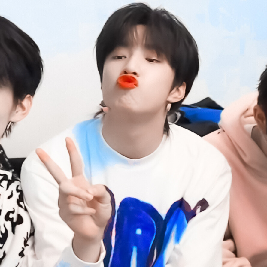 他在偷拍我！
原截：藏在白云里