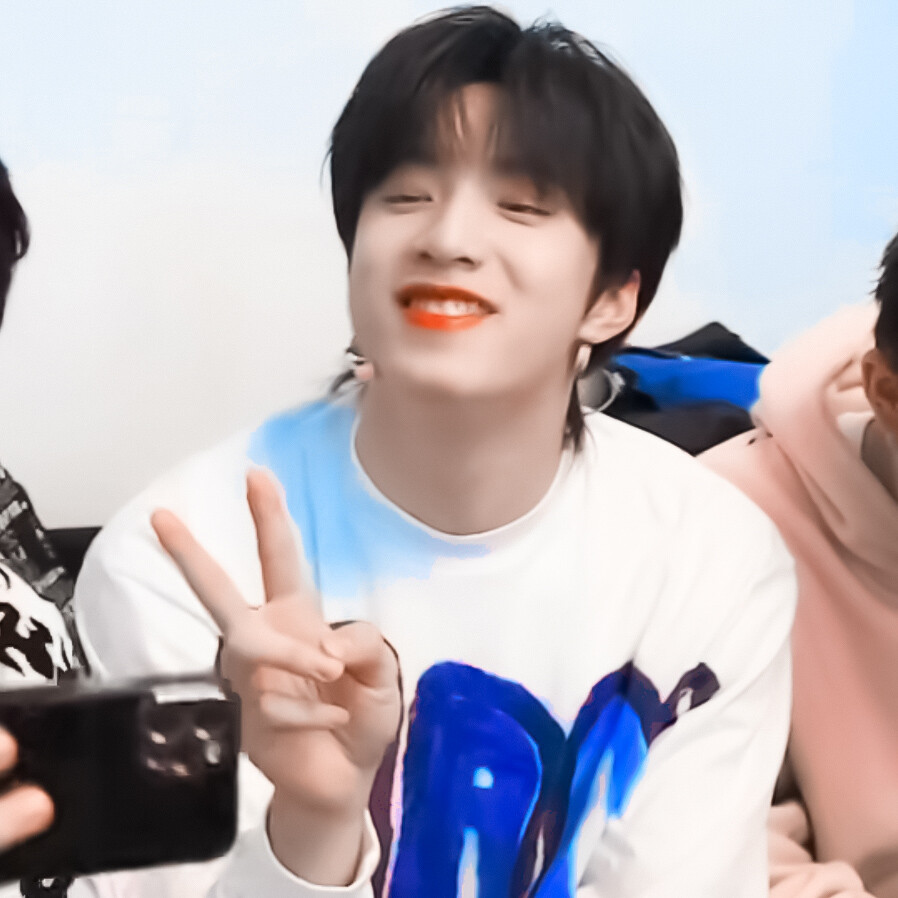 他在偷拍我！
原截：藏在白云里