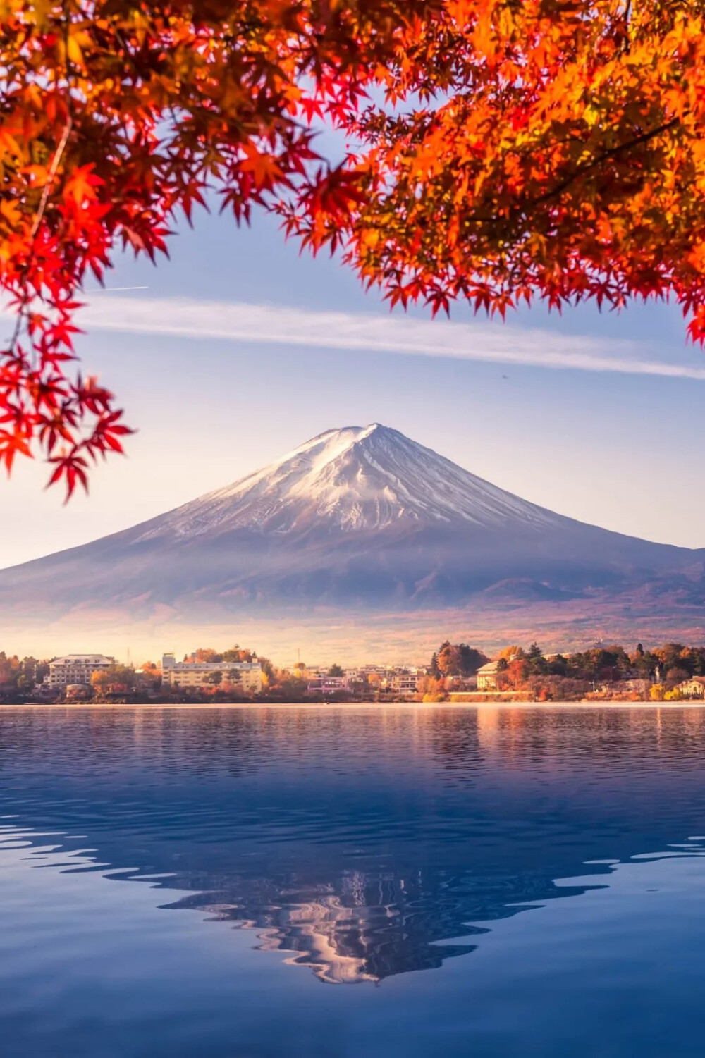 日本富士山具有典型的锥状外形，图片来源@视觉中国