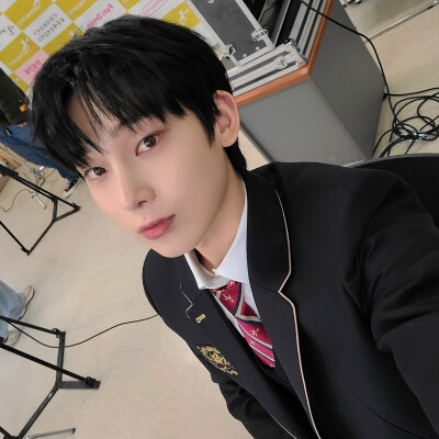 金善禹.
Sunoo.
enhypen.