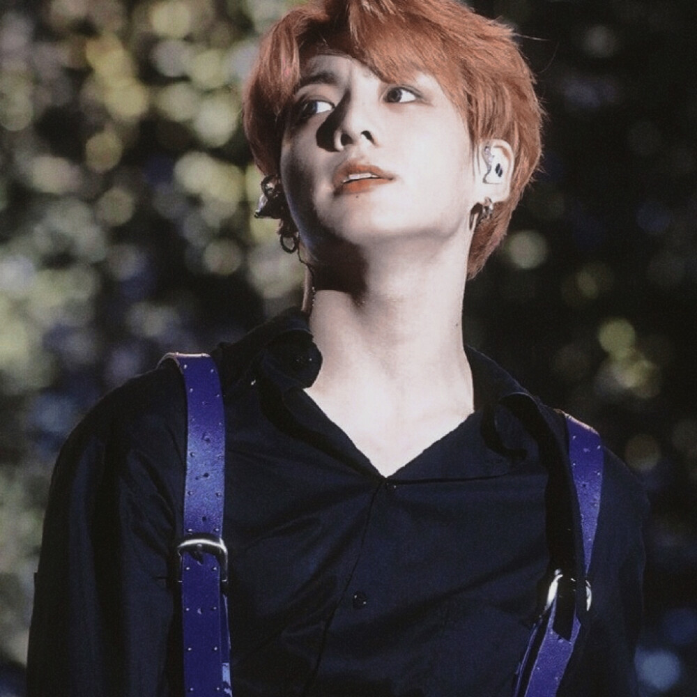 
十八岁应该像一张白纸，所以你可以是太阳，是勇者，是骑士，可以为一场不确定的诗，赔上未来的城池。
少年春光大抵如此，一生乍泄一次。
​​​