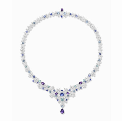 Harry Winston 高级珠宝系列「Marvelous Creations」灵感源于自然界的广袤生灵。Purple Marquesa 金质项链、手链及耳坠，镶嵌帕拉伊巴碧玺、紫色和蓝色蓝宝石、海蓝宝石以及钻石