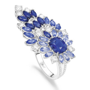 Piaget 伯爵 Celestial Ballet （1）白金戒指 主石为一颗3.71ct的枕形切割蓝宝石，产自斯里兰卡，点缀榄尖形切割蓝宝石和圆形切割钻石 （2）白金耳环 镶嵌榄尖形切割、三角形切割蓝色蓝宝石和钻石