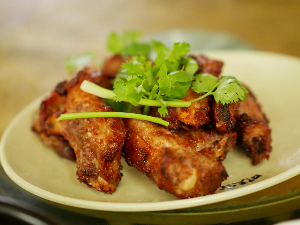 为嘛没有第一时间次到鸭鸭 !!
痛风套餐腻了才想起来到市区觅食结果本来瞅好的居民楼烧烤要等一个小时
葛么就随便次下本地人聚齐的排档街店主推荐的干煸黄流鸭鸭是什么神仙鸭鸭才一口就紧紧的抓住了我 !!
这条街才是名副其实的三亚必吃榜第一好嘛