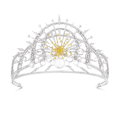 Chaumet 尚美 光芒咏叹冠冕，2019年，主石为一颗2.51ct的枕形切割黄钻，达到 Fancy Deep Yellow 色级和 IF 净度级别，点缀21颗弧面切割水晶，明亮式切割钻石和黄钻