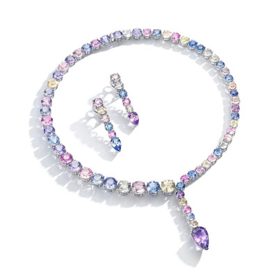 Bucherer 瑞士珠宝商的「Pastello」系列，在意大利语中正是「粉彩」的意思。新作仍以「彩色蓝宝石」为主石，融入不同色调的浅色蓝宝石，展现出明亮柔和的气质。Waterfall 挂坠项链，主石为超过11ct的水滴形紫色蓝宝…