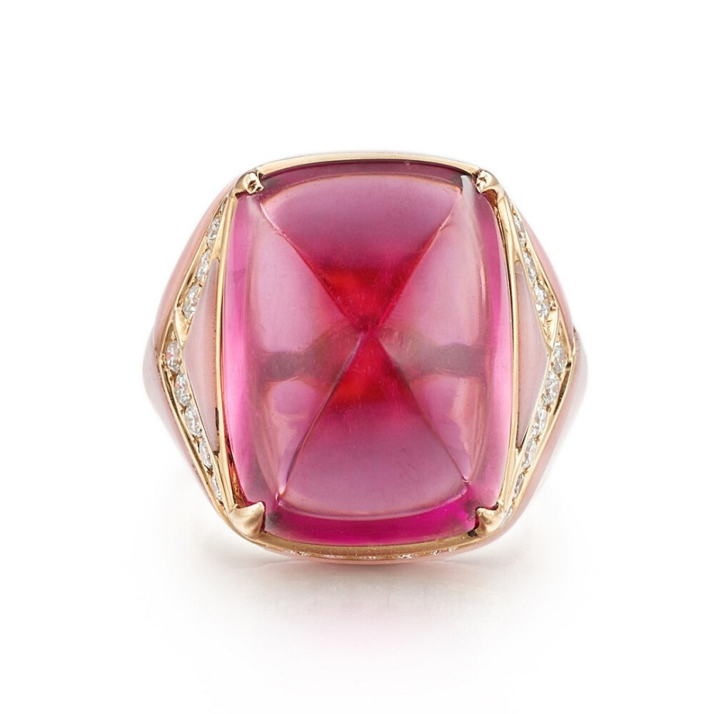 BVLGARI 宝格丽 珠宝套装 项链、吊坠和耳环镶嵌明亮式切割钻石、养殖珍珠、紫水晶、粉红碧玺和红碧玺。估价140万-220万港元。其中，戒指镶嵌一颗重约20.70ct的糖面包山切割红碧玺，点缀粉红色蛋白石和明亮式切割钻石。 蛇形手镯腕表镶嵌一颗重约14.79ct的凸圆形红碧玺，点缀祖母绿双眸、明亮式切割钻石和粉红色碧玺