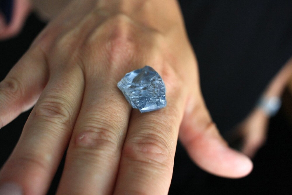 英国钻石开采商 Petra Diamonds 以 4018万美元 售出一颗重达 39.34ct 的稀有蓝钻原石，这颗原石于2021年4月开采自南非 Cullinan 矿区的「C-Cut」区域，经鉴定为 Type IIb 型钻石，拥有明亮蓝色调和出色净度，购买方为 De Beers 集团与美国钻石切割商 Diacore 的合资企业