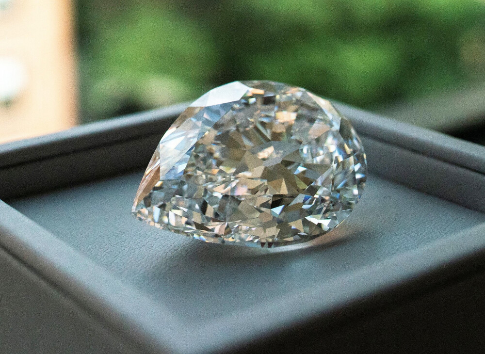 Sotheby's 苏富比香港 专拍 重达 101.38ct 的水滴形钻石「The Key 10138」采用水滴形切割，经 GIA 鉴定为 Type IIa 型钻石，达到 D 色和 Flawless 净度级别，像这样超过100ct的同级别钻石非常罕见。这颗稀有钻石最终以9513.5万港币成交（约合1230万美元），低于拍前估价1500万美元。Sotheby's 宣称这是迄今支持数字加密货币支付的最昂贵珠宝