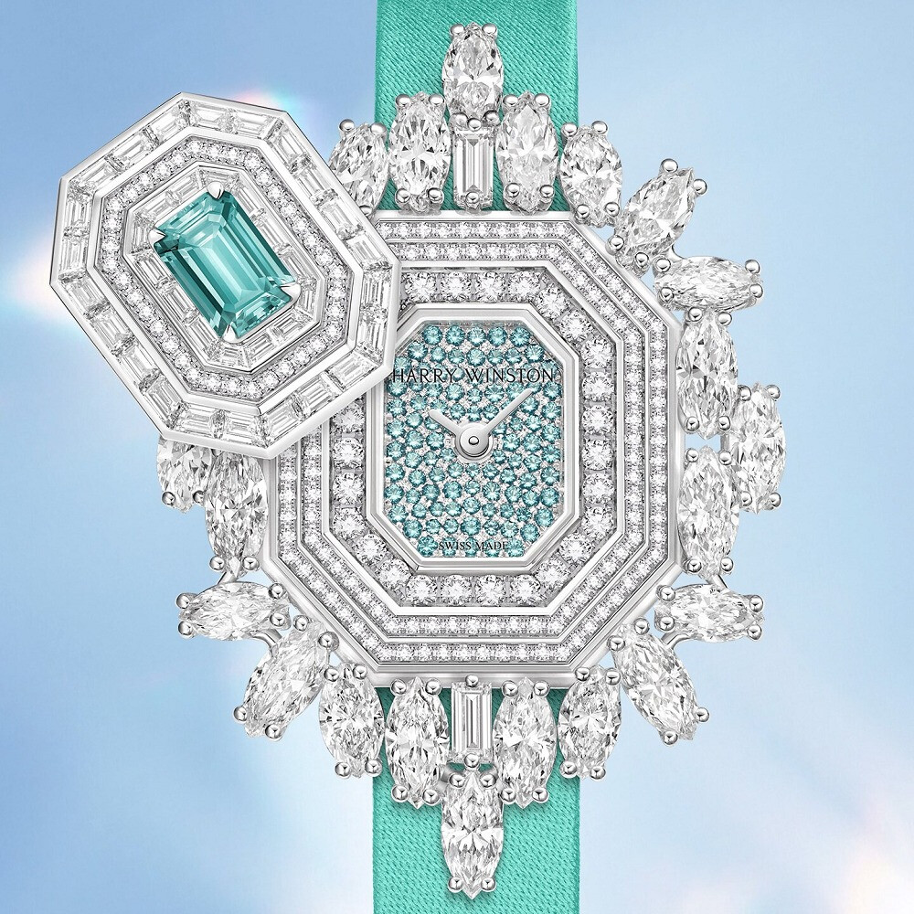 Harry Winston Ultimate Emerald Signature 高级珠宝腕表 白金表壳，尺寸32×46mm，厚度11.8mm，主石为一颗0.80ct的祖母绿型切割帕拉伊巴碧玺，点缀榄尖形、长阶梯形和圆形切割钻石，表盘镶嵌圆形切割帕拉伊巴碧玺，搭载 HW1051 石英机芯，浅蓝色缎面表带，白金表扣，防水深度30米