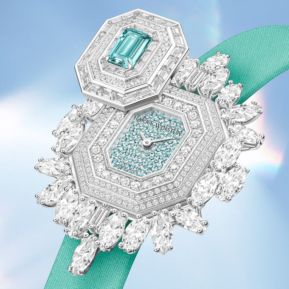 Harry Winston Ultimate Emerald Signature 高级珠宝腕表 白金表壳，尺寸32×46mm，厚度11.8mm，主石为一颗0.80ct的祖母绿型切割帕拉伊巴碧玺，点缀榄尖形、长阶梯形和圆形切割钻石，表盘镶嵌圆形切割帕拉伊巴碧玺，搭载 HW1051 石英机芯，浅蓝色缎面表带，白金表扣，防水深度30米