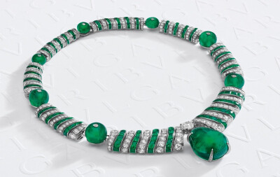 BVLGARI 宝格丽 高级珠宝系列「Magnifica」致敬不同文化历史中的杰出女性人物。Emerald Elipse 白金项链 主石为一颗62.04ct的水滴形弧面祖母绿，产自赞比亚，点缀祖母绿圆珠、弧面祖母绿和圆形切割钻石