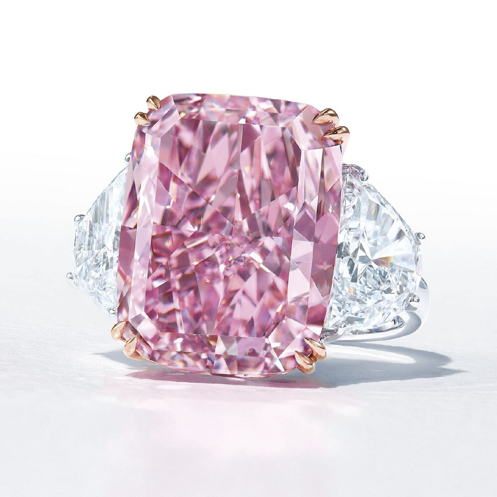 Christie's 佳士得香港珠宝春拍 The Sakura Diamond 粉钻戒指 主石为一颗15.81ct枕形切割紫粉色钻石，经 GIA 鉴定达到 Fancy Vivid Purple Pink 色级 和 IF 净度级别，为 Type IIa 型钻石，主石两侧各镶嵌一颗半月形切割钻石。成交价2.26亿港币，平均单克拉价格高达185万美元