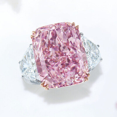 Christie's 佳士得香港珠寶春拍 The Sakura Diamond 粉鉆戒指 主石為一顆15.81ct枕形切割紫粉色鉆石，經(jīng) GIA 鑒定達(dá)到 Fancy Vivid Purple Pink 色級(jí) 和 IF 凈度級(jí)別，為 Type IIa 型鉆石，主石兩側(cè)各鑲嵌一顆半月形…