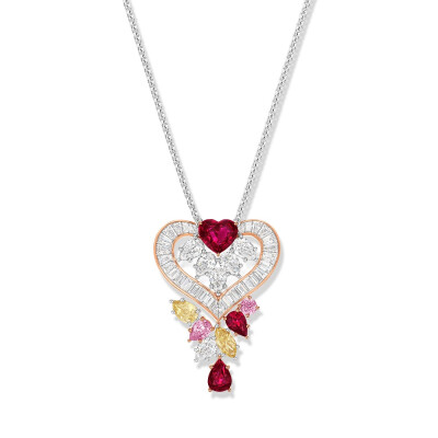 Harry Winston 高级珠宝系列「Winston With Love」以「爱情」作为灵感主题 Winston Promise 铂金挂坠项链 主石为一颗1.39ct的心形切割缅甸红宝石，搭配32颗长阶梯型切割钻石，6颗总重3.73ct的水滴形切割钻石，2颗总…