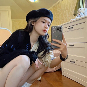 涔爻
对镜自拍女生头像
段小薇