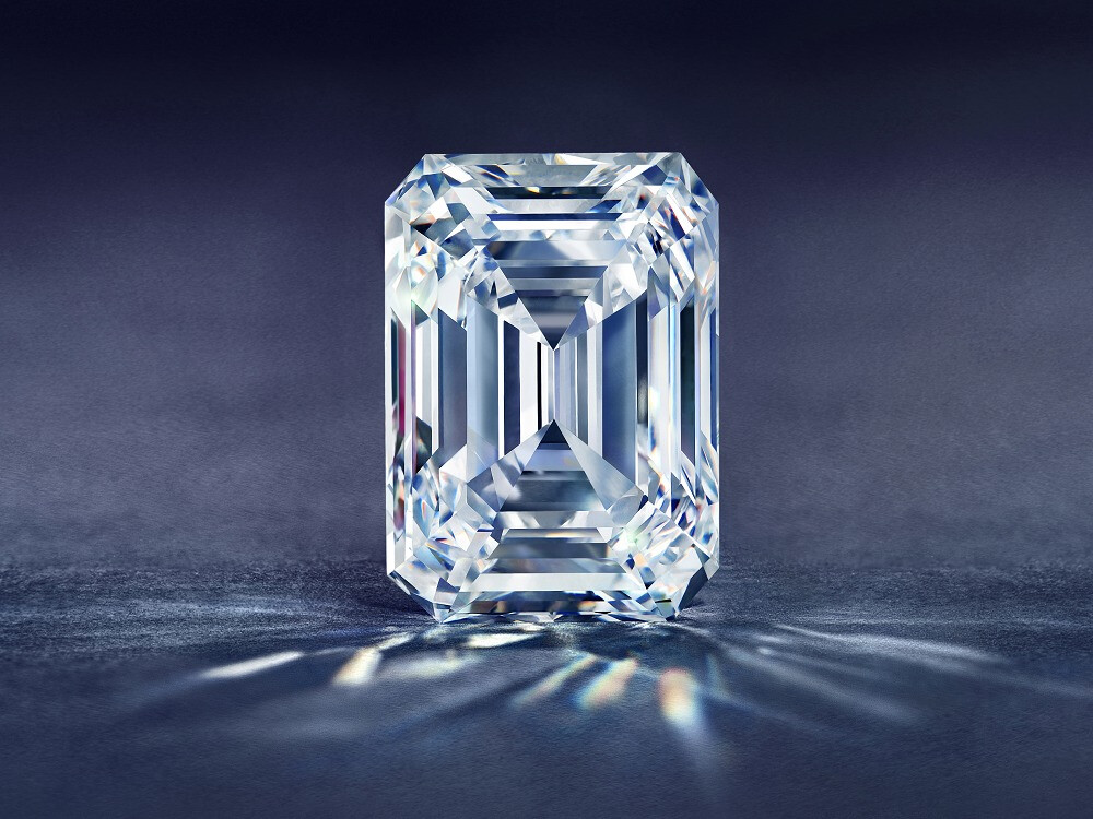 Christie's 佳士得日内瓦拍卖 100.94ct 祖母绿型切割钻石「The Spectacle」，达到 D 色 IF 净度级别，为 Type IIa 型钻石。其原石重达207.29ct，2016年由 Alrosa 开采自俄罗斯东北部Zarnitsa矿区。据称为有史以来在俄罗斯完成切割最大的钻石，估价1200万-1800万美元