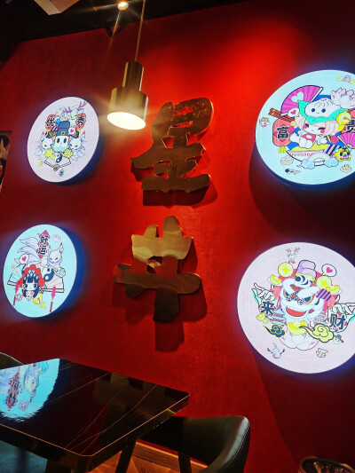 真是愉快的周末午餐，双拼丼比想象中更美味，现烤鸡排和牛肉用料实在，温泉蛋恰到好处，小菜也不错，唯独可惜吃到最后一口才发现桌上的酱料超好
PS:疫情下的实体店真不容易，商场虽然折扣不断，依旧冷冷清清，希望…