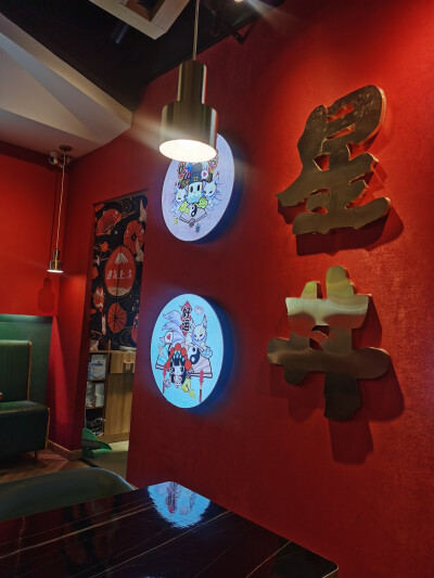 真是愉快的周末午餐，双拼丼比想象中更美味，现烤鸡排和牛肉用料实在，温泉蛋恰到好处，小菜也不错，唯独可惜吃到最后一口才发现桌上的酱料超好
PS:疫情下的实体店真不容易，商场虽然折扣不断，依旧冷冷清清，希望…