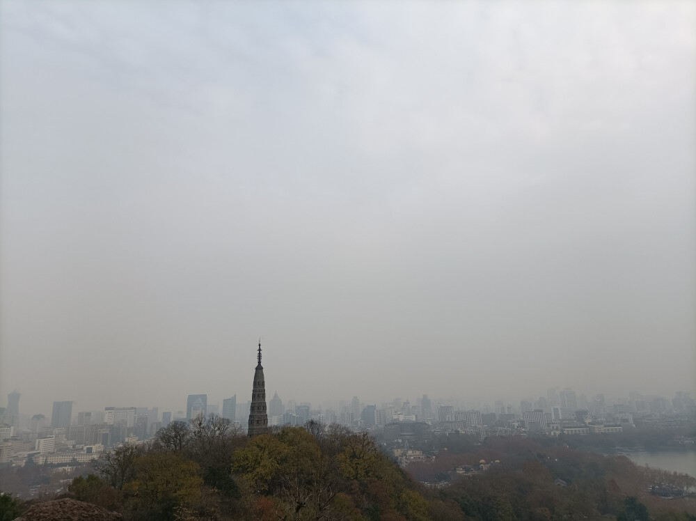 宝石山登高
保叔塔和西湖俯瞰景啊
西湖四时各有其有趣之处，不同方位的各有其可爱之处，我宣布，我最喜欢北山街!好想念杭州，今年再去一定重游
2020.12.27