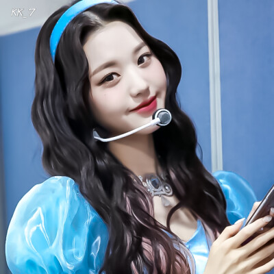 -
回忆是惩罚 惩罚不往前走的人
-
张元英
©KK_7