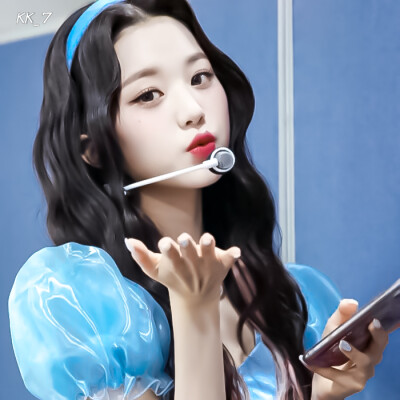 -
回忆是惩罚 惩罚不往前走的人
-
张元英
©KK_7