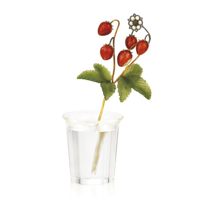 Fabergé 野草莓摆件 Starberries in a Glass 约1900年，草莓果实绘有彩色珐琅，草莓籽由珍珠和钻石镶嵌，叶片采用软玉制作，茎由黄金制作，花瓶由水晶石英制作。估价20万-30万英镑