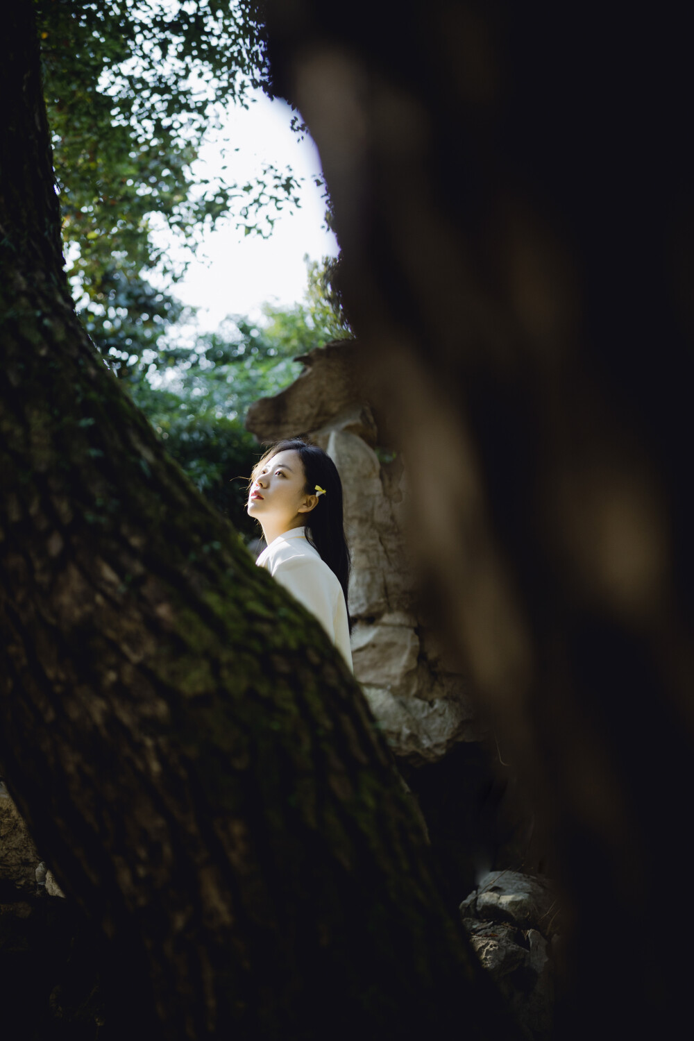 跑起来会有风
摄影：洪小漩
出镜：阿云
阿云那天来找我，是一个晴朗的下午。
她带了一瓶果酒，作伴手礼，包装很可爱，我等着找机会和朋友分享。
我把一堆裙子放在沙发上任她挑选，她选了这件白色的吊带，套上她的小西装，我们一起下了楼。
我家楼下就是墅园，在那里，我们邂逅了一道光。
我说，你站在光下，转圈。
于是，白色裙摆就像一朵花一样绽放起来，超治愈。
谢谢生活里出现的每一位美少女。
是她们的到来，陪我走过一段段琐碎的日子，偶尔陪伴我一路小跑，把烦恼抛诸脑后。