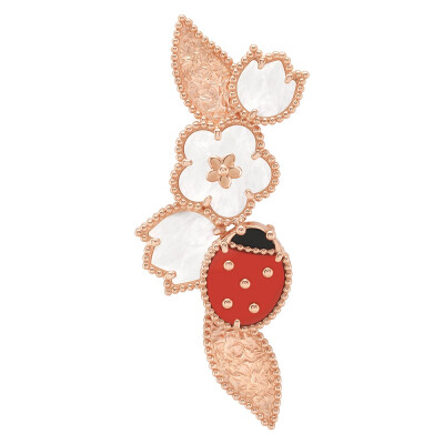 Van Cleef & Arpels 梵克雅宝「Lucky Spring」系列新作共采用4种春季自然元素「瓢虫、梅花、铃兰、叶片」玫瑰金长项链、手链、胸针、耳钉 镶嵌白色珍珠母贝、红玉髓、缟玛瑙