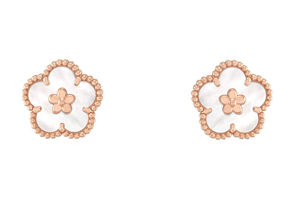 Van Cleef & Arpels 梵克雅宝「Lucky Spring」系列新作共采用4种春季自然元素「瓢虫、梅花、铃兰、叶片」玫瑰金长项链、手链、胸针、耳钉 镶嵌白色珍珠母贝、红玉髓、缟玛瑙