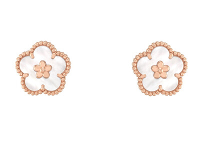 Van Cleef & Arpels 梵克雅宝「Lucky Spring」系列新作共采用4种春季自然元素「瓢虫、梅花、铃兰、叶片」玫瑰金长项链、手链、胸针、耳钉 镶嵌白色珍珠母贝、红玉髓、缟玛瑙