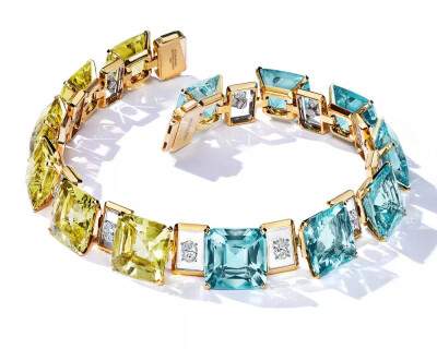 Tiffany 蒂芙尼「Colors of Nature」系列灵感源自大自然中丰富的色彩 铂金项链 镶嵌总重139ct的海蓝宝石，总重121ct的金绿宝石，无色水晶和钻石