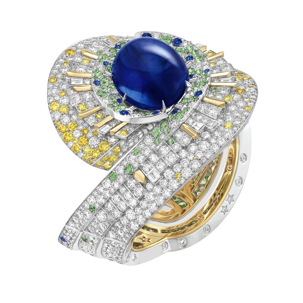 Van Cleef & Arpels 梵克雅宝「星空之下 Sous Les Etoiles」系列灵感源自浩瀚星空，通过天体物理、文学艺术2种角度来诠释这一主题 Sentier d'Etoiles 白金手镯 主石为一颗69.23ct的弧面切割蓝宝石，点缀圆形切割蓝宝石、沙弗莱石、黄钻和钻石，灵感源自「NGC 7098」双重棒状螺旋星系