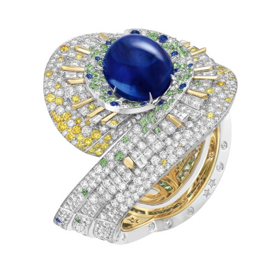 Van Cleef & Arpels 梵克雅宝「星空之下 Sous Les Etoiles」系列灵感源自浩瀚星空，通过天体物理、文学艺术2种角度来诠释这一主题 Sentier d'Etoiles 白金手镯 主石为一颗69.23ct的弧面切割蓝宝石，点缀圆形切割蓝宝…