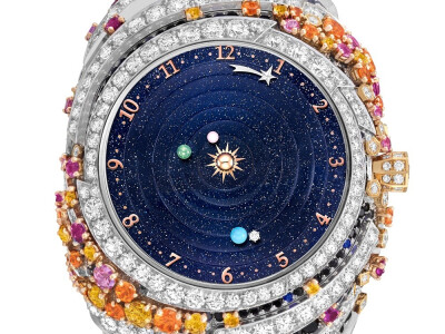 Van Cleef & Arpels 梵克雅宝 Planétarium 高级珠宝腕表 Poetic Astronomy 诗意星象系列，由蓝宝石、黑色尖晶石铺陈浩瀚苍穹，让宇宙星辰巧妙融入时计作品——砂金石表盘模仿「天象仪」布局，优雅诠释太阳、水星、金…