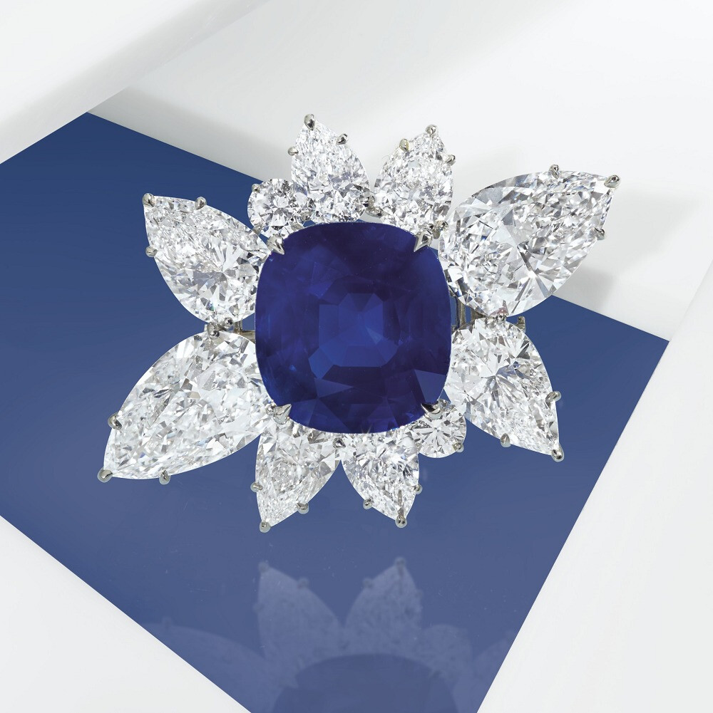 Christie's 佳士得纽约秋拍「Magnificent Jewels」蓝宝石手链 主石为一颗43.10ct的枕形切割蓝宝石，经 SSEF、Gübelin、AGL 鉴定产自克什米尔，未经过加热处理，为「皇家蓝」蓝宝石，点缀总重67.90ct的钻石，可拆卸作为胸针佩戴。成交价603万美元，买家为美国珠宝商 Harry Winston