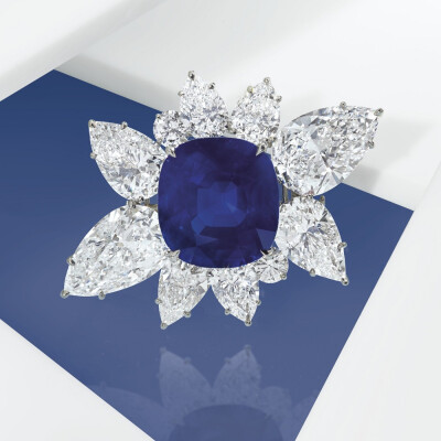 Christie's 佳士得纽约秋拍「Magnificent Jewels」蓝宝石手链 主石为一颗43.10ct的枕形切割蓝宝石，经 SSEF、Gübelin、AGL 鉴定产自克什米尔，未经过加热处理，为「皇家蓝」蓝宝石，点缀总重67.90ct的钻石，可拆卸作…