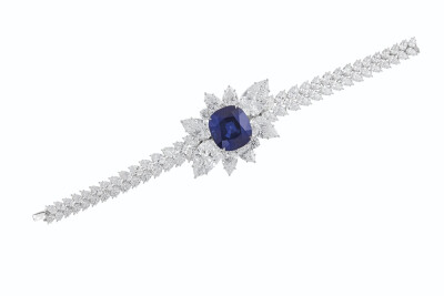 Christie's 佳士得纽约秋拍「Magnificent Jewels」蓝宝石手链 主石为一颗43.10ct的枕形切割蓝宝石，经 SSEF、Gübelin、AGL 鉴定产自克什米尔，未经过加热处理，为「皇家蓝」蓝宝石，点缀总重67.90ct的钻石，可拆卸作…