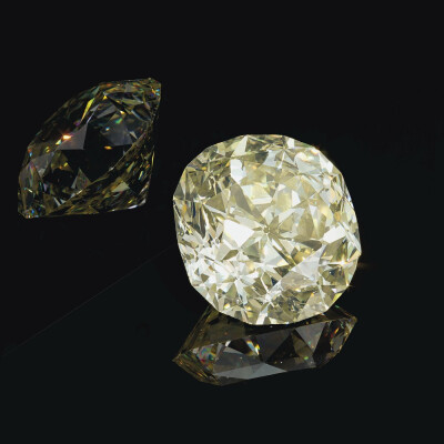 Christie's 佳士得纽约秋拍「Magnificent Jewels」黄钻裸石 重102.61ct，采用枕形切割，经 GIA 鉴定为 Y-Z 色级，VS2 净度级别。成交价165万美元